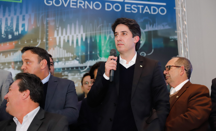 O governador Carlos Massa Ratinho Junior lançou nesta segunda-feira (26), no Palácio Iguaçu, um banco de projetos executivos de R$ 350 milhões para viabilizar e agilizar obras de reestruturação de rodovias, ferrovias e da segurança pública.