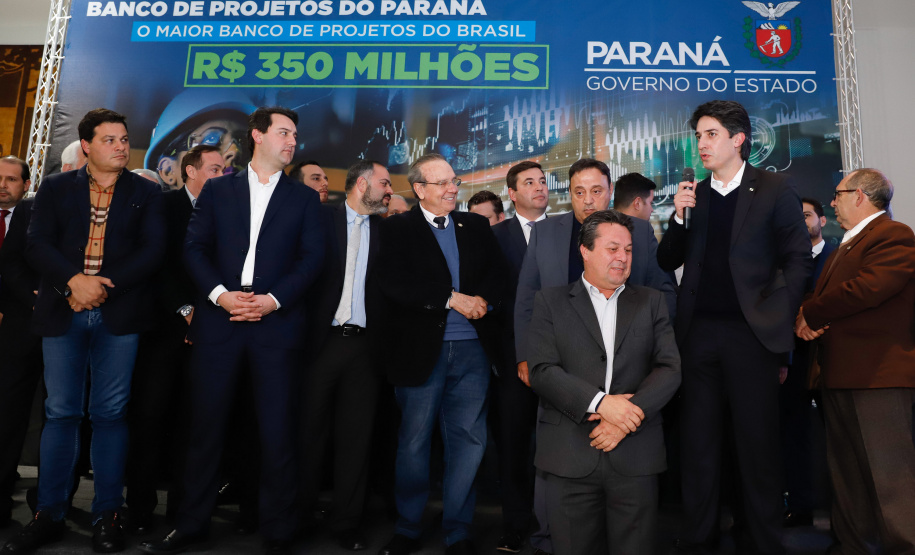 O governador Carlos Massa Ratinho Junior lançou nesta segunda-feira (26), no Palácio Iguaçu, um banco de projetos executivos de R$ 350 milhões para viabilizar e agilizar obras de reestruturação de rodovias, ferrovias e da segurança pública.