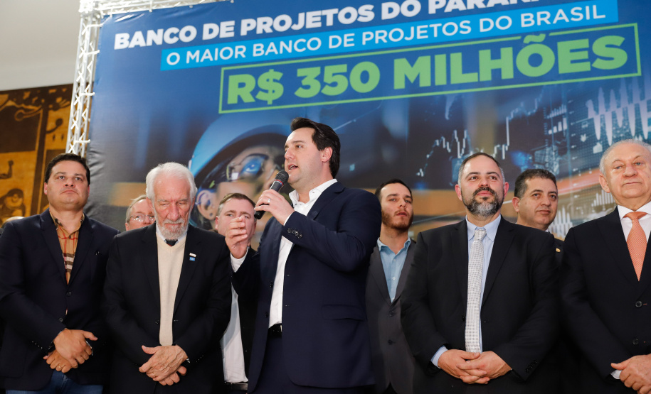 O governador Carlos Massa Ratinho Junior lançou nesta segunda-feira (26), no Palácio Iguaçu, um banco de projetos executivos de R$ 350 milhões para viabilizar e agilizar obras de reestruturação de rodovias, ferrovias e da segurança pública.