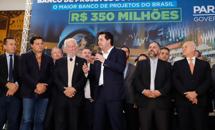 O governador Carlos Massa Ratinho Junior lançou nesta segunda-feira (26), no Palácio Iguaçu, um banco de projetos executivos de R$ 350 milhões para viabilizar e agilizar obras de reestruturação de rodovias, ferrovias e da segurança pública.
