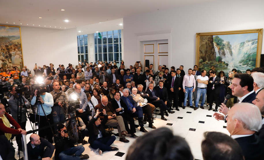 O governador Carlos Massa Ratinho Junior lançou nesta segunda-feira (26), no Palácio Iguaçu, um banco de projetos executivos de R$ 350 milhões para viabilizar e agilizar obras de reestruturação de rodovias, ferrovias e da segurança pública.