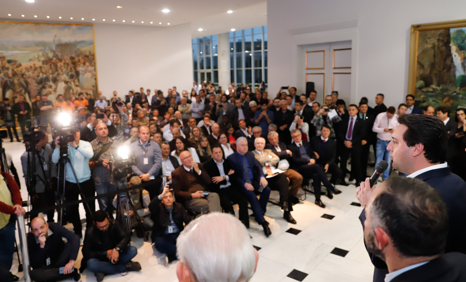 O governador Carlos Massa Ratinho Junior lançou nesta segunda-feira (26), no Palácio Iguaçu, um banco de projetos executivos de R$ 350 milhões para viabilizar e agilizar obras de reestruturação de rodovias, ferrovias e da segurança pública.