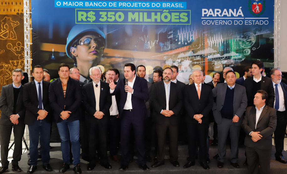 O governador Carlos Massa Ratinho Junior lançou nesta segunda-feira (26), no Palácio Iguaçu, um banco de projetos executivos de R$ 350 milhões para viabilizar e agilizar obras de reestruturação de rodovias, ferrovias e da segurança pública.