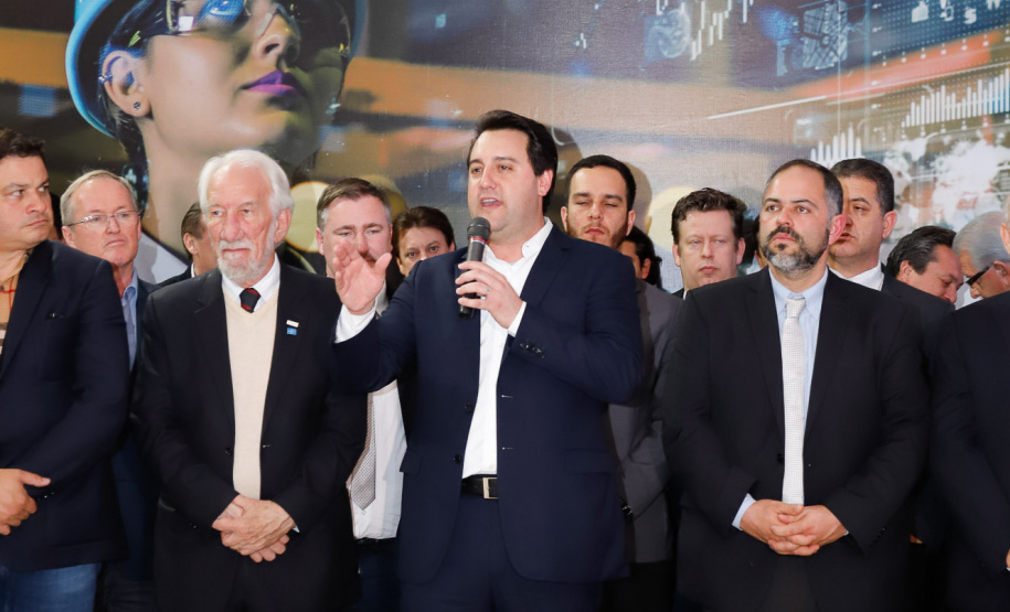 O governador Carlos Massa Ratinho Junior lançou nesta segunda-feira (26), no Palácio Iguaçu, um banco de projetos executivos de R$ 350 milhões para viabilizar e agilizar obras de reestruturação de rodovias, ferrovias e da segurança pública.