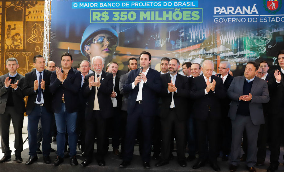 O governador Carlos Massa Ratinho Junior lançou nesta segunda-feira (26), no Palácio Iguaçu, um banco de projetos executivos de R$ 350 milhões para viabilizar e agilizar obras de reestruturação de rodovias, ferrovias e da segurança pública.