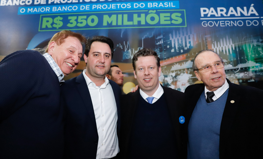 O governador Carlos Massa Ratinho Junior lançou nesta segunda-feira (26), no Palácio Iguaçu, um banco de projetos executivos de R$ 350 milhões para viabilizar e agilizar obras de reestruturação de rodovias, ferrovias e da segurança pública.