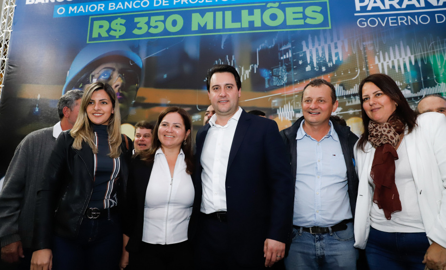 O governador Carlos Massa Ratinho Junior lançou nesta segunda-feira (26), no Palácio Iguaçu, um banco de projetos executivos de R$ 350 milhões para viabilizar e agilizar obras de reestruturação de rodovias, ferrovias e da segurança pública.