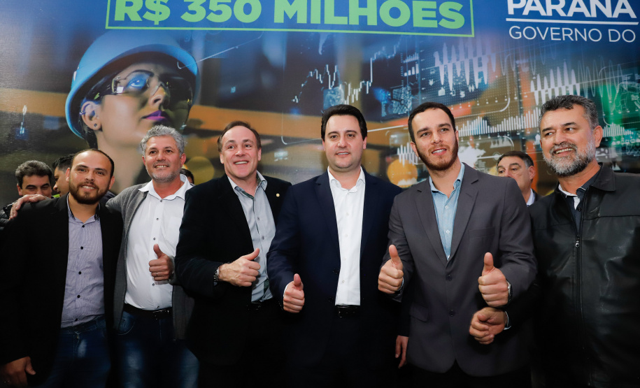 O governador Carlos Massa Ratinho Junior lançou nesta segunda-feira (26), no Palácio Iguaçu, um banco de projetos executivos de R$ 350 milhões para viabilizar e agilizar obras de reestruturação de rodovias, ferrovias e da segurança pública.
