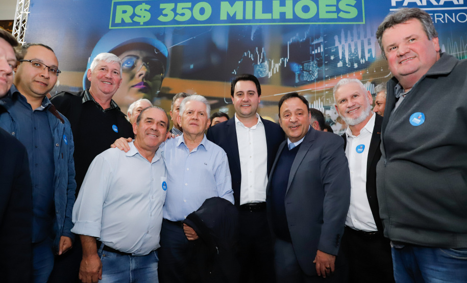 O governador Carlos Massa Ratinho Junior lançou nesta segunda-feira (26), no Palácio Iguaçu, um banco de projetos executivos de R$ 350 milhões para viabilizar e agilizar obras de reestruturação de rodovias, ferrovias e da segurança pública.