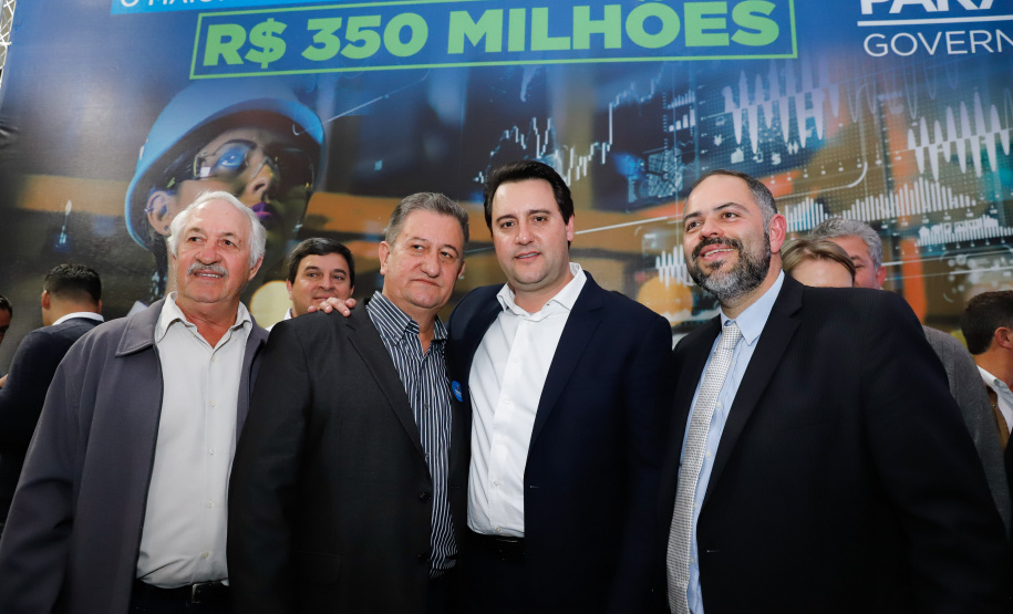 O governador Carlos Massa Ratinho Junior lançou nesta segunda-feira (26), no Palácio Iguaçu, um banco de projetos executivos de R$ 350 milhões para viabilizar e agilizar obras de reestruturação de rodovias, ferrovias e da segurança pública.
