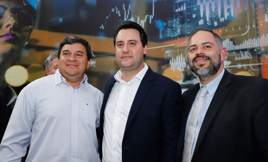 O governador Carlos Massa Ratinho Junior lançou nesta segunda-feira (26), no Palácio Iguaçu, um banco de projetos executivos de R$ 350 milhões para viabilizar e agilizar obras de reestruturação de rodovias, ferrovias e da segurança pública.