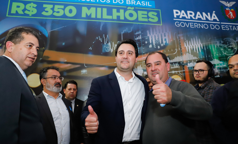 O governador Carlos Massa Ratinho Junior lançou nesta segunda-feira (26), no Palácio Iguaçu, um banco de projetos executivos de R$ 350 milhões para viabilizar e agilizar obras de reestruturação de rodovias, ferrovias e da segurança pública.