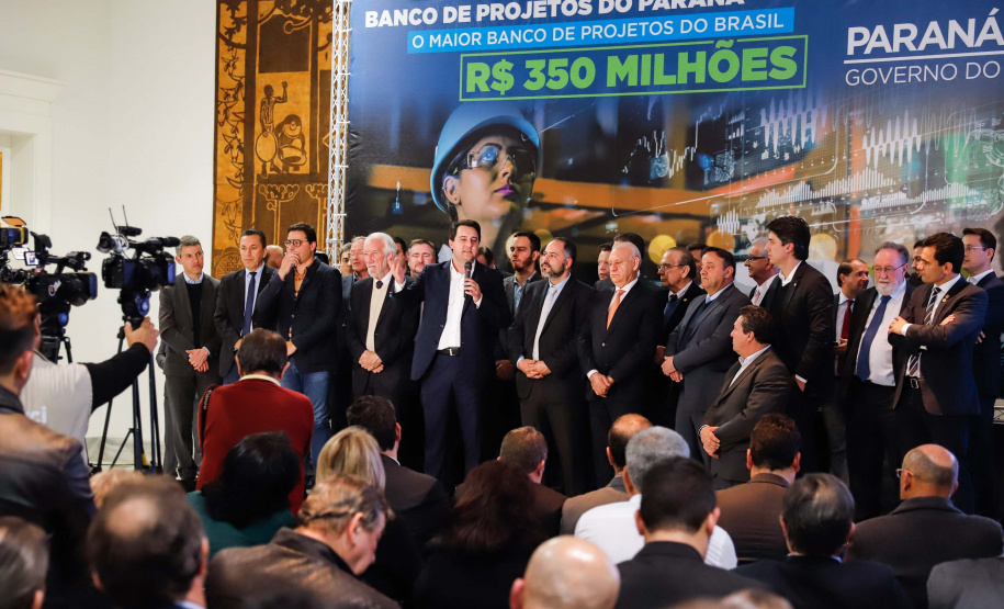 O governador Carlos Massa Ratinho Junior lançou nesta segunda-feira (26), no Palácio Iguaçu, um banco de projetos executivos de R$ 350 milhões para viabilizar e agilizar obras de reestruturação de rodovias, ferrovias e da segurança pública. Foto: RODRIGO FELIX LEAL