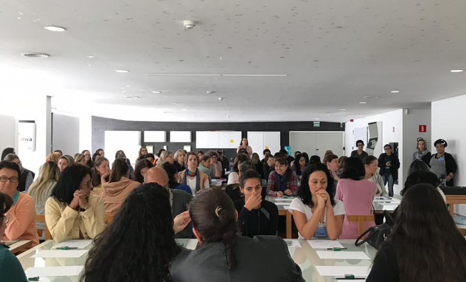 A programação especial do Museu Oscar Niemeyer desta quarta-feira (28) inclui uma oficina de confecção de adesivos vinílicos, das 11h às 17h, no Subsolo. Às 16h30 acontece uma mediação na exposição “Luz ≅ Matéria”, na Sala 3. Neste dia da semana a entrada no MON é sempre gratuita. Para participar das atividades não é necessário conhecimento prévio em arte e nem se inscrever com antecedência. Foto: Danusa Patel/MON