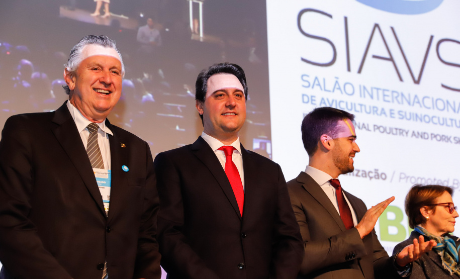 O governador Carlos Massa Ratinho Junior defendeu nesta terça-feira (27), na abertura do Salão Internacional de Avicultura e Suinocultura (Siavs), em São Paulo, que o Brasil deve reforçar a imagem de grande produtor global de alimentos e reafirmou a necessidade da industrialização da produção agropecuária para agregar mais valor aos produtos do campo.