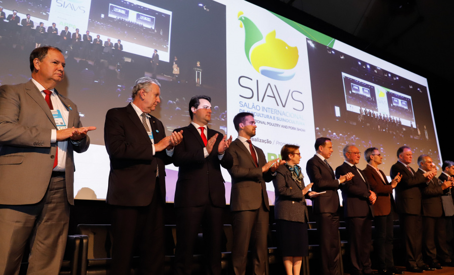 O governador Carlos Massa Ratinho Junior defendeu nesta terça-feira (27), na abertura do Salão Internacional de Avicultura e Suinocultura (Siavs), em São Paulo, que o Brasil deve reforçar a imagem de grande produtor global de alimentos e reafirmou a necessidade da industrialização da produção agropecuária para agregar mais valor aos produtos do campo.