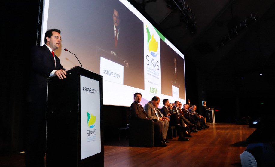 O governador Carlos Massa Ratinho Junior defendeu nesta terça-feira (27), na abertura do Salão Internacional de Avicultura e Suinocultura (Siavs), em São Paulo, que o Brasil deve reforçar a imagem de grande produtor global de alimentos e reafirmou a necessidade da industrialização da produção agropecuária para agregar mais valor aos produtos do campo.