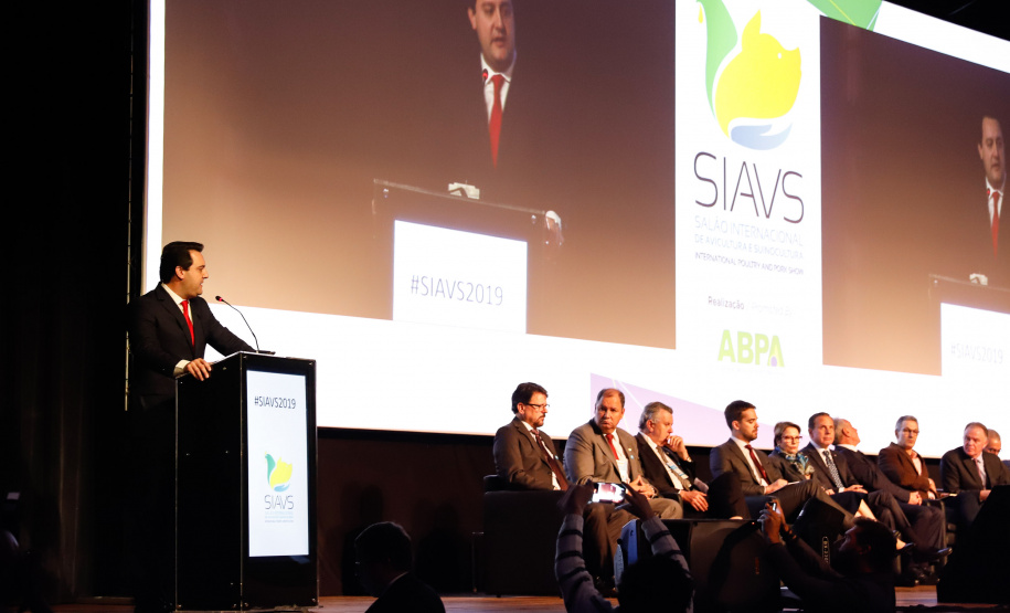 O governador Carlos Massa Ratinho Junior defendeu nesta terça-feira (27), na abertura do Salão Internacional de Avicultura e Suinocultura (Siavs), em São Paulo, que o Brasil deve reforçar a imagem de grande produtor global de alimentos e reafirmou a necessidade da industrialização da produção agropecuária para agregar mais valor aos produtos do campo.