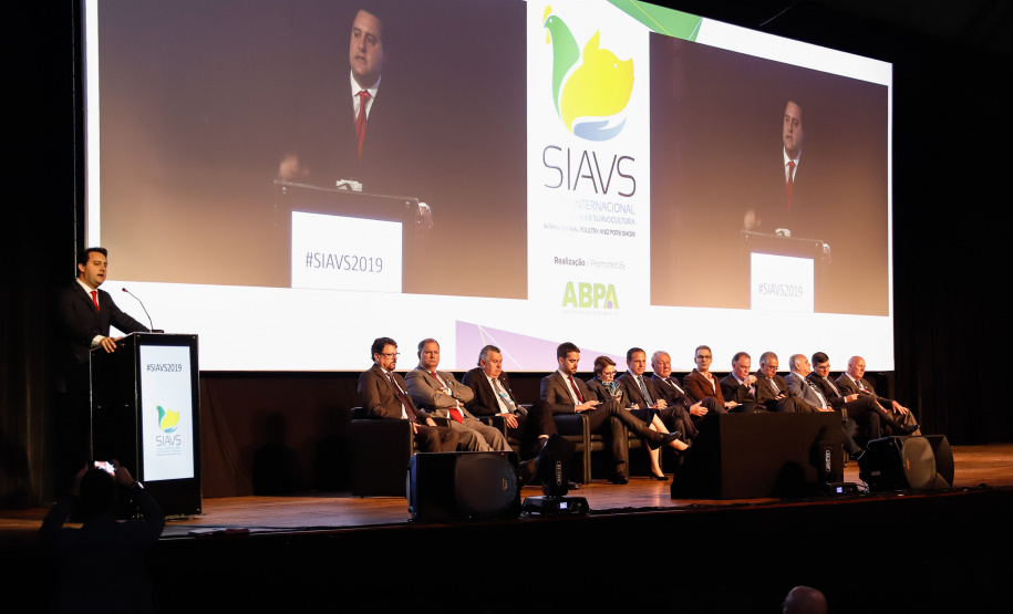 O governador Carlos Massa Ratinho Junior defendeu nesta terça-feira (27), na abertura do Salão Internacional de Avicultura e Suinocultura (Siavs), em São Paulo, que o Brasil deve reforçar a imagem de grande produtor global de alimentos e reafirmou a necessidade da industrialização da produção agropecuária para agregar mais valor aos produtos do campo.