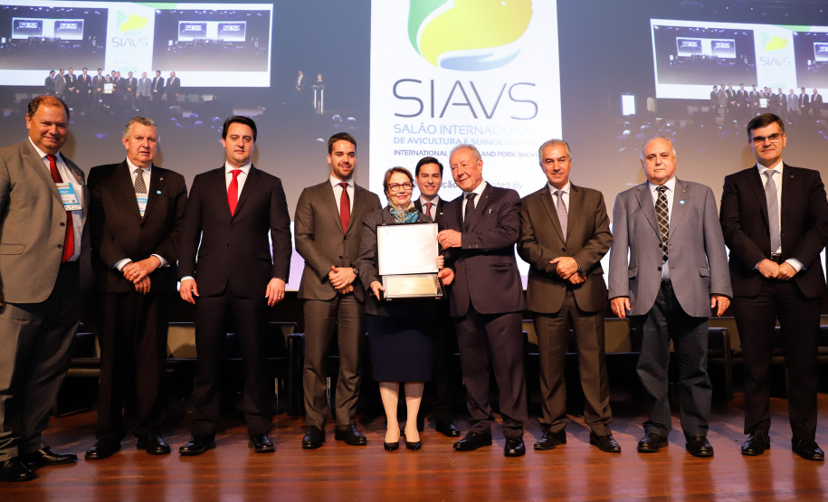 O governador Carlos Massa Ratinho Junior defendeu nesta terça-feira (27), na abertura do Salão Internacional de Avicultura e Suinocultura (Siavs), em São Paulo, que o Brasil deve reforçar a imagem de grande produtor global de alimentos e reafirmou a necessidade da industrialização da produção agropecuária para agregar mais valor aos produtos do campo.