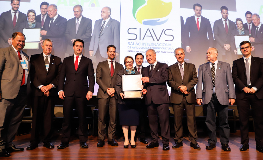 O governador Carlos Massa Ratinho Junior defendeu nesta terça-feira (27), na abertura do Salão Internacional de Avicultura e Suinocultura (Siavs), em São Paulo, que o Brasil deve reforçar a imagem de grande produtor global de alimentos e reafirmou a necessidade da industrialização da produção agropecuária para agregar mais valor aos produtos do campo.