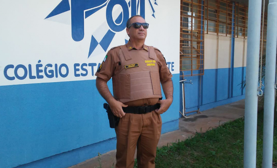 De segunda a sexta-feira, em horários alternados, o Cabo Agnaldo Monteiro trabalha no Polivalente. Aos 49 anos, a vontade de colocar a farda outra vez falou mais alto para o policial que tem no currículo uma boa experiência com estudantes. É que antes de se aposentar, Agnaldo atuou por quatro anos no Batalhão de Patrulha Escolar Comunitária (BPEC) e atendeu chamados em várias escolas de Londrina.
Foto: Divulgação/SEED