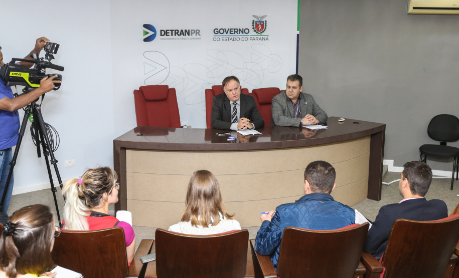 O diretor-geral do Departamento de Trânsito do Paraná (Detran-PR), Cesar Kogut e o diretor administrativo financeiro, coronel Carneiro em coletiva de imprensa para anunciar o novo valor do Registro de Contrato de Financiamento. 27/08/2019 - Foto: Geraldo Bubniak/AEN