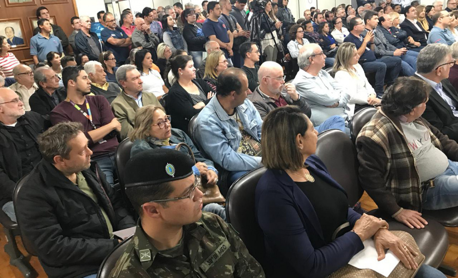 A terceira audiência pública do Plano Plurianual 2020-2023 foi realizada nesta terça-feira (27) em Apucarana e teve participação de representantes da sociedade civil, autoridades, lideranças de diversos segmentos, do setor produtivo, acadêmicos, diretores e professores de instituições de ensino superior da região do Vale do Ivaí. O encontro reuniu aproximadamente 150 pessoas no Salão Nobre da prefeitura. Foto: Divulgação/SEPL