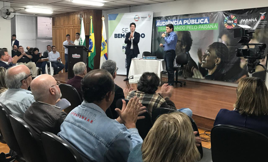 A terceira audiência pública do Plano Plurianual 2020-2023 foi realizada nesta terça-feira (27) em Apucarana e teve participação de representantes da sociedade civil, autoridades, lideranças de diversos segmentos, do setor produtivo, acadêmicos, diretores e professores de instituições de ensino superior da região do Vale do Ivaí. O encontro reuniu aproximadamente 150 pessoas no Salão Nobre da prefeitura. Foto: Divulgação/SEPL