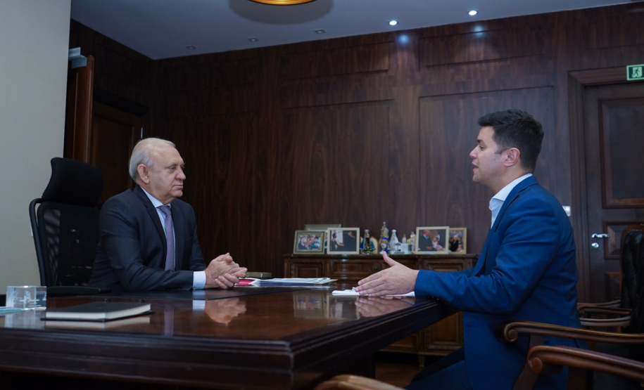 O Governo do Paraná encaminhou à Assembleia Legislativa nesta quarta-feira (28) projeto de lei que acaba com o encerramento aleatório no processo de licitação conhecido como pregão eletrônico. A entrega do projeto foi feita pessoalmente pelo chefe da Casa Civil, Guto Silva, ao presidente da Casa, deputado Ademar Traiano.Foto: Guilherme Flores/Casa Civil