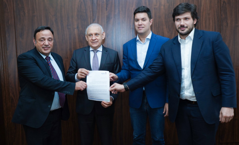 O Governo do Paraná encaminhou à Assembleia Legislativa nesta quarta-feira (28) projeto de lei que acaba com o encerramento aleatório no processo de licitação conhecido como pregão eletrônico. A entrega do projeto foi feita pessoalmente pelo chefe da Casa Civil, Guto Silva, ao presidente da Casa, deputado Ademar Traiano.Foto: Guilherme Flores/Casa Civil