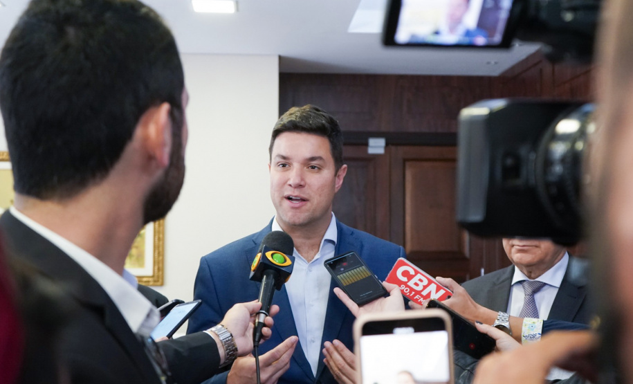 O Governo do Paraná encaminhou à Assembleia Legislativa nesta quarta-feira (28) projeto de lei que acaba com o encerramento aleatório no processo de licitação conhecido como pregão eletrônico. A entrega do projeto foi feita pessoalmente pelo chefe da Casa Civil, Guto Silva, ao presidente da Casa, deputado Ademar Traiano.Foto: Guilherme Flores/Casa Civil