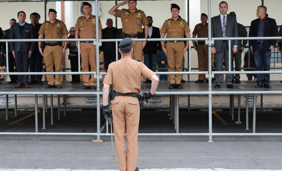 Curitiba, 28 de agosto de 2019.  Policiais Militares promovidos em 10 de agosto são homenageados. Foto: Comandante Geral dando autorização para prosseguimento da solenidade.