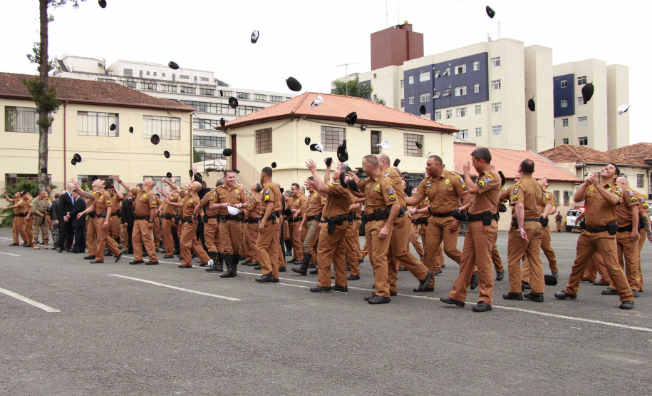 28-08-2019 Policiais Militares promovidos em 10 de agosto são homenageados. Curitiba, 28 de agosto de 2019. Policiais Militares promovidos em 10 de agosto são homenageados.
