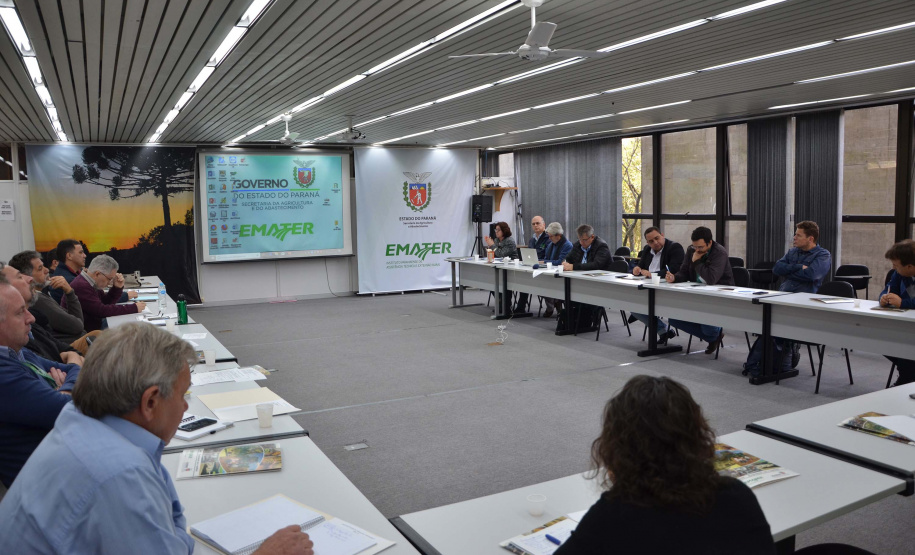 A criação de uma rede de profissionais para ampliar e qualificar o trabalho de assistência técnica e extensão rural, sobretudo para os pequenos agricultores, começou a ser traçada em um seminário promovido nesta semana, na sede do Emater, em Curitiba