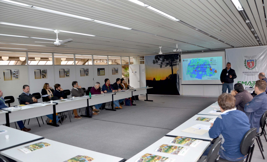 A criação de uma rede de profissionais para ampliar e qualificar o trabalho de assistência técnica e extensão rural, sobretudo para os pequenos agricultores, começou a ser traçada em um seminário promovido nesta semana, na sede do Emater, em Curitiba