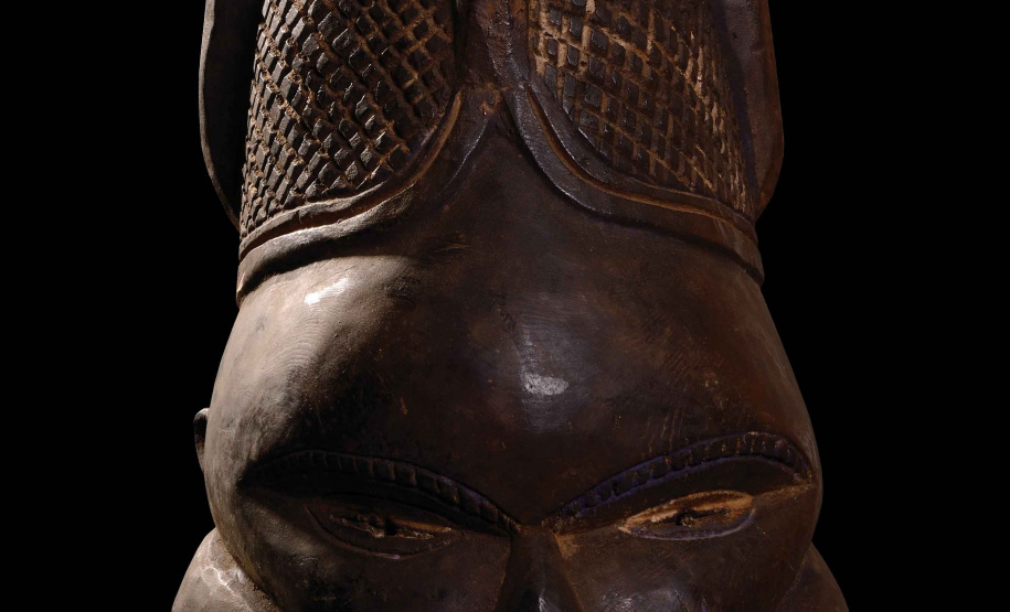 Máscara
Cultura: mende
Serra Leoa
Madeira
35 cm x 27,5 cm x 32 cm