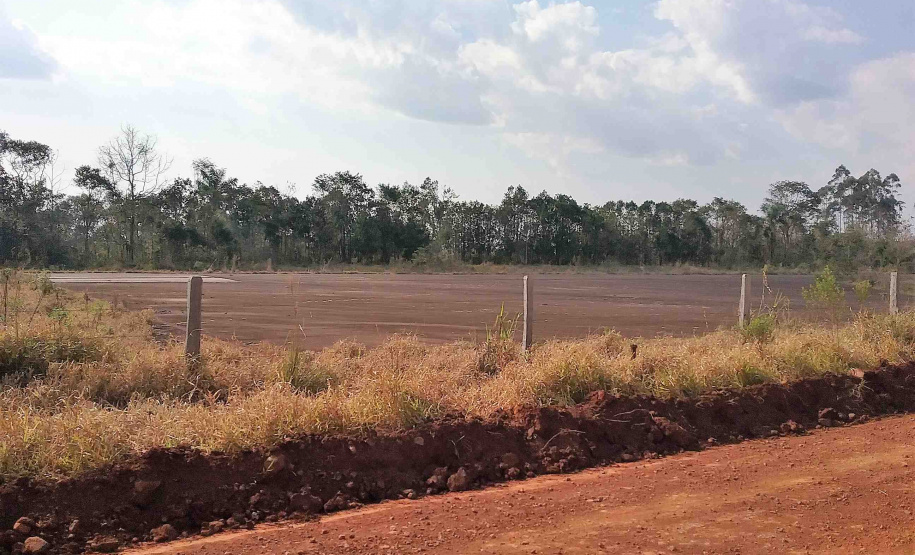 A Secretaria de Estado da Administração e da Previdência lançou o Edital de Concorrência Pública 37/2019 para a venda de 24 imóveis públicos que estão sem uso. Juntas, as propriedades têm valor total de R$15.456.229,50. O formato da licitação é a apresentação da maior oferta a partir do mínimo estipulado. Terreno em Cruzeiro do Iguaçu.