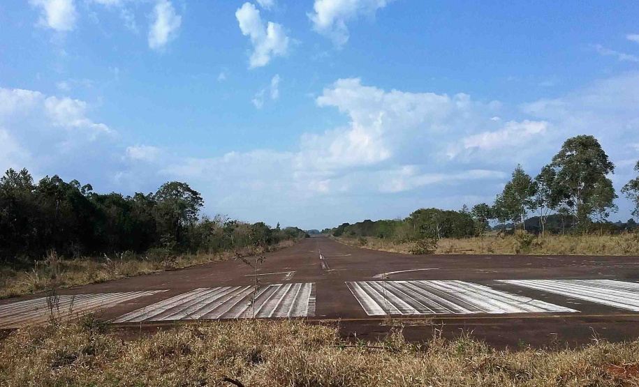 A Secretaria de Estado da Administração e da Previdência lançou o Edital de Concorrência Pública 37/2019 para a venda de 24 imóveis públicos que estão sem uso. Juntas, as propriedades têm valor total de R$15.456.229,50. O formato da licitação é a apresentação da maior oferta a partir do mínimo estipulado. Terreno em Cruzeiro do Iguaçu.