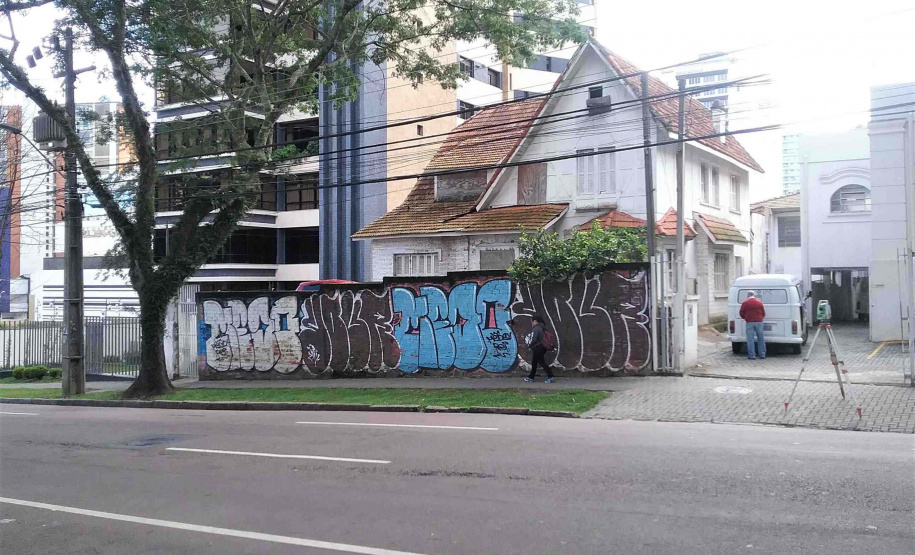 A Secretaria de Estado da Administração e da Previdência lançou o Edital de Concorrência Pública 37/2019 para a venda de 24 imóveis públicos que estão sem uso. Juntas, as propriedades têm valor total de R$15.456.229,50. O formato da licitação é a apresentação da maior oferta a partir do mínimo estipulado. Casa em Curitiba.