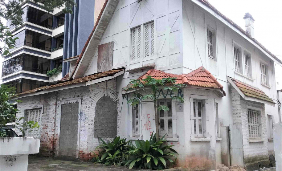 A Secretaria de Estado da Administração e da Previdência lançou o Edital de Concorrência Pública 37/2019 para a venda de 24 imóveis públicos que estão sem uso. Juntas, as propriedades têm valor total de R$15.456.229,50. O formato da licitação é a apresentação da maior oferta a partir do mínimo estipulado. Casa em Curitiba.