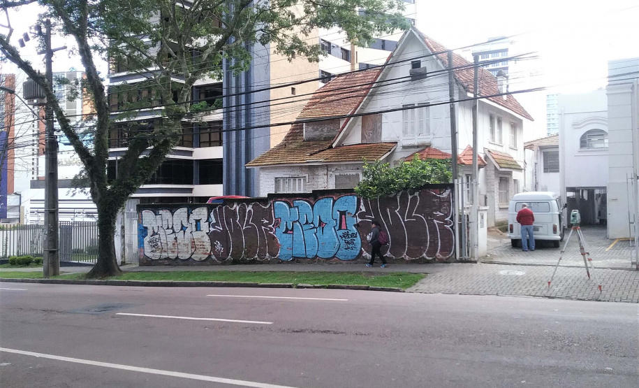 A Secretaria de Estado da Administração e da Previdência lançou o Edital de Concorrência Pública 37/2019 para a venda de 24 imóveis públicos que estão sem uso. Juntas, as propriedades têm valor total de R$15.456.229,50. O formato da licitação é a apresentação da maior oferta a partir do mínimo estipulado. Casa em Curitiba.