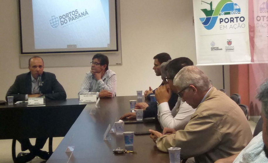 Os Conselhos de Autoridade Portuária (CAP) dos Portos do Paraná têm novo presidente. O economista paranaense Luiz Osmar Scarduelli Junior tomou posse nesta quinta-feira (29), durante a 50ª reunião ordinária do CAP do Porto de Paranaguá. Ele também acumula a presidência do CAP do Porto de Antonina, que será reativado. Foto: Divulgação/Portos do Paraná