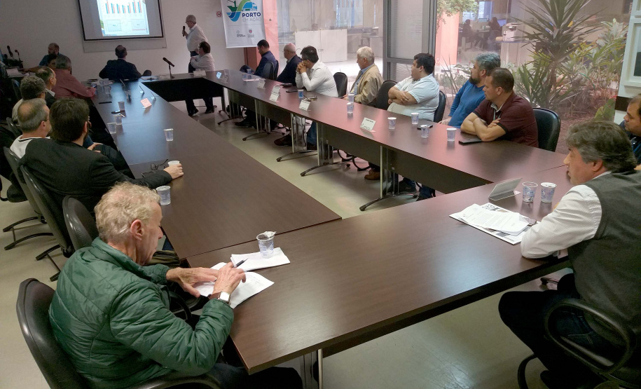 Os Conselhos de Autoridade Portuária (CAP) dos Portos do Paraná têm novo presidente. O economista paranaense Luiz Osmar Scarduelli Junior tomou posse nesta quinta-feira (29), durante a 50ª reunião ordinária do CAP do Porto de Paranaguá. Ele também acumula a presidência do CAP do Porto de Antonina, que será reativado. Foto: Divulgação/Portos do Paraná