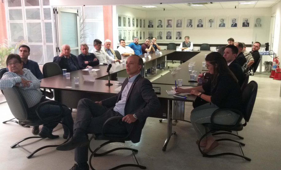 Os Conselhos de Autoridade Portuária (CAP) dos Portos do Paraná têm novo presidente. O economista paranaense Luiz Osmar Scarduelli Junior tomou posse nesta quinta-feira (29), durante a 50ª reunião ordinária do CAP do Porto de Paranaguá. Ele também acumula a presidência do CAP do Porto de Antonina, que será reativado. Foto: Divulgação/Portos do Paraná