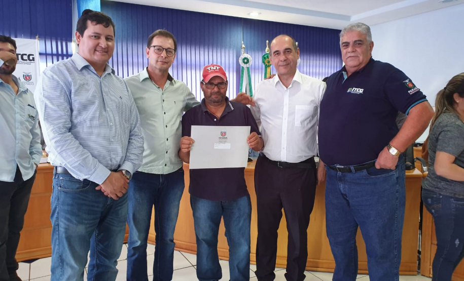 O Instituto de Terras, Cartografia e Geologia do Paraná (ITCG), vinculado à Secretaria do Desenvolvimento Sustentável e do Turismo, entregou nesta quinta-feira (29) documentos técnicos para a regularização de imóveis de 46 pequenos produtores rurais que ocupam terras particulares no município de Renascença, no Sudoeste do Estado. Foto: Divulgação/SEDEST