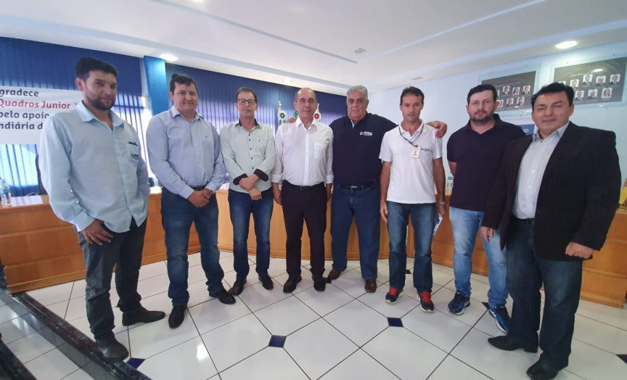 O Instituto de Terras, Cartografia e Geologia do Paraná (ITCG), vinculado à Secretaria do Desenvolvimento Sustentável e do Turismo, entregou nesta quinta-feira (29) documentos técnicos para a regularização de imóveis de 46 pequenos produtores rurais que ocupam terras particulares no município de Renascença, no Sudoeste do Estado. Foto: Divulgação/SEDEST