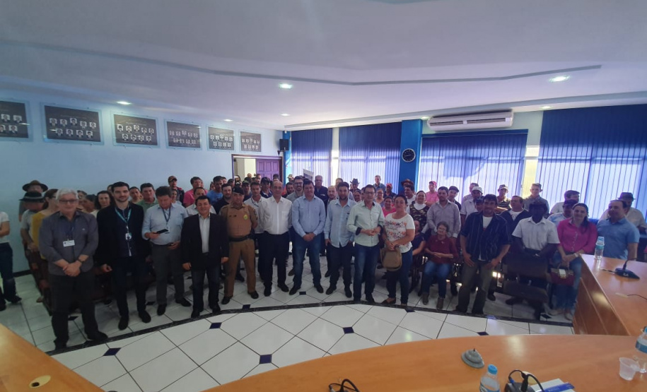 O Instituto de Terras, Cartografia e Geologia do Paraná (ITCG), vinculado à Secretaria do Desenvolvimento Sustentável e do Turismo, entregou nesta quinta-feira (29) documentos técnicos para a regularização de imóveis de 46 pequenos produtores rurais que ocupam terras particulares no município de Renascença, no Sudoeste do Estado. Foto: Divulgação/SEDEST