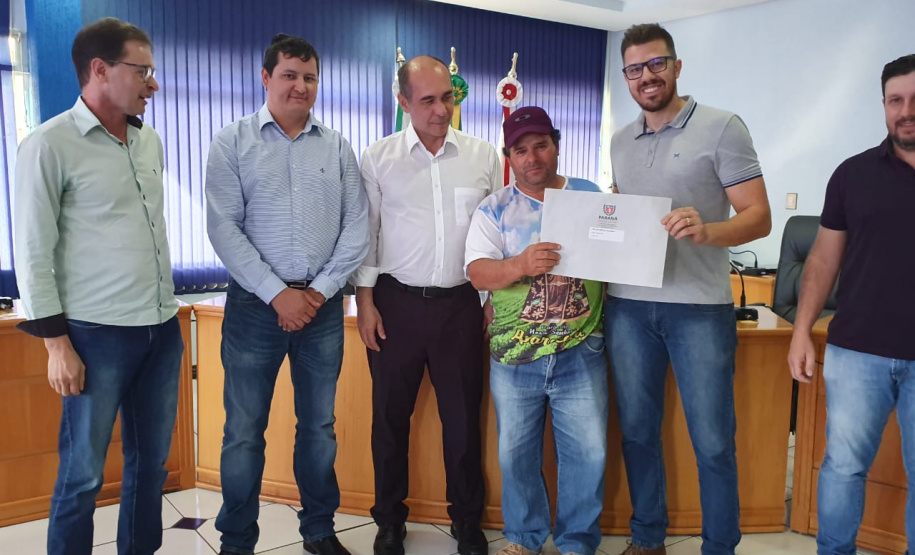 O Instituto de Terras, Cartografia e Geologia do Paraná (ITCG), vinculado à Secretaria do Desenvolvimento Sustentável e do Turismo, entregou nesta quinta-feira (29) documentos técnicos para a regularização de imóveis de 46 pequenos produtores rurais que ocupam terras particulares no município de Renascença, no Sudoeste do Estado. Foto: Divulgação/SEDEST