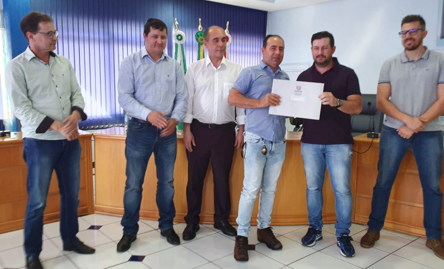 O Instituto de Terras, Cartografia e Geologia do Paraná (ITCG), vinculado à Secretaria do Desenvolvimento Sustentável e do Turismo, entregou nesta quinta-feira (29) documentos técnicos para a regularização de imóveis de 46 pequenos produtores rurais que ocupam terras particulares no município de Renascença, no Sudoeste do Estado. Foto: Divulgação/SEDEST